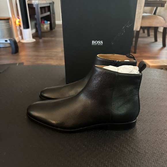 Hugo Boss Men’s Pebbled Leather Modern Zip Chelsea Boot (003) - Picture 4 of 11